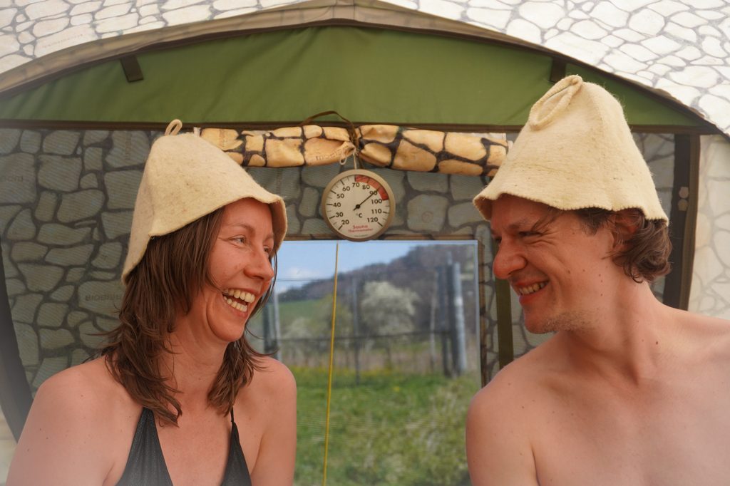 Im Sauna-Zelt wird es ohne Probleme bis 90 Grad, Gesundheit